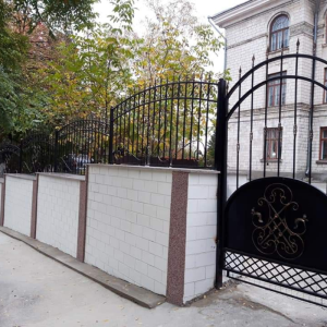 Îmbunătățirea infrastructurii unităților de învățământ din sectorul Centru al Capitalei-renovarea gardurilor